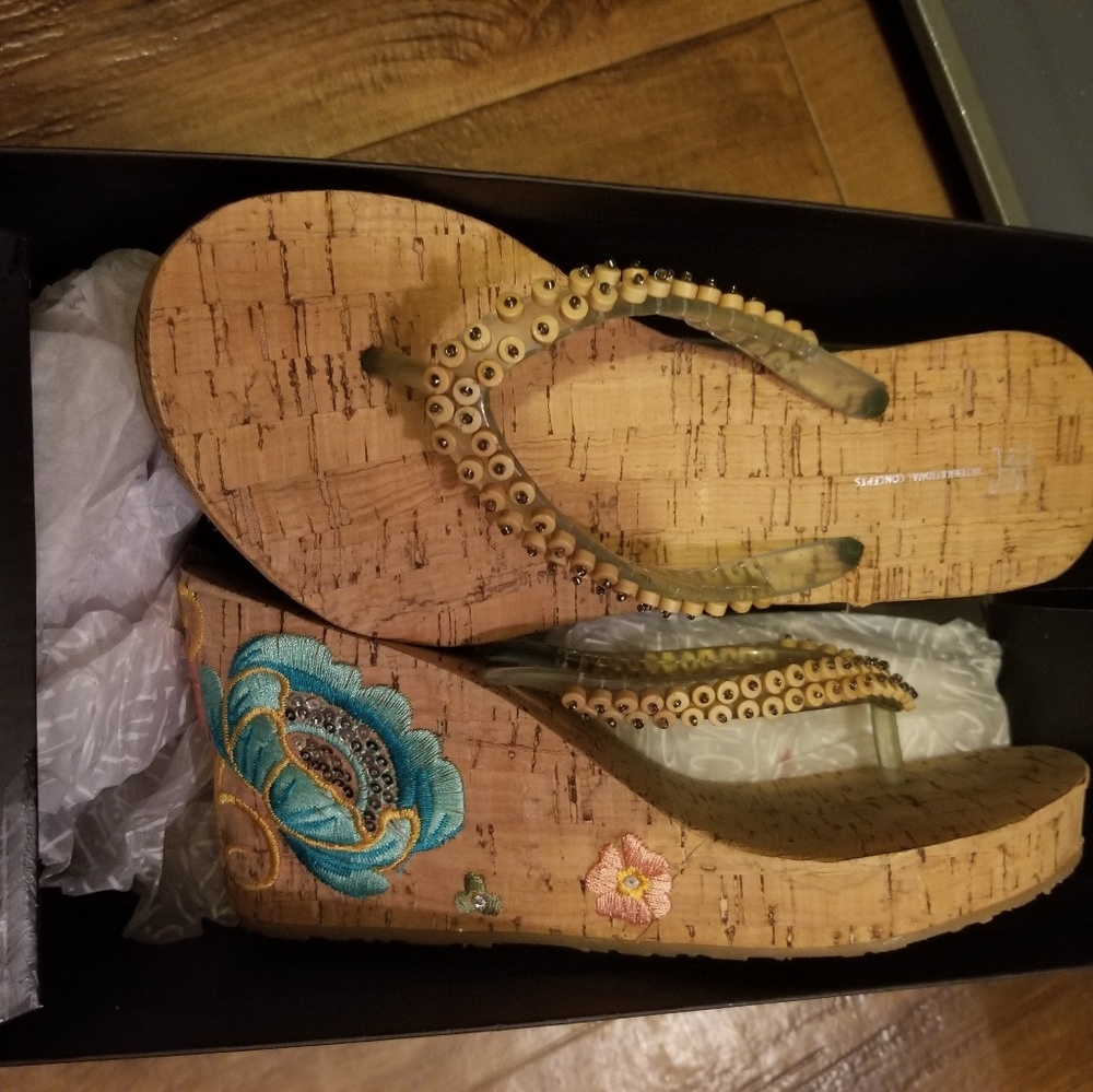 Brand new sandles